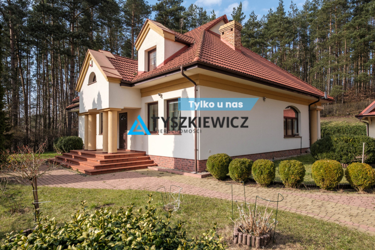 Dom  w lesie nad jeziorem Sitno 